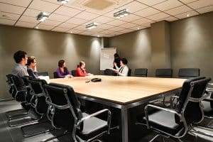 Sala de reuniones en el centro de negocios con capacidad para 16 personas