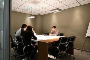 Sala de reuniones en el centro de negocios con capacidad para 16 personas